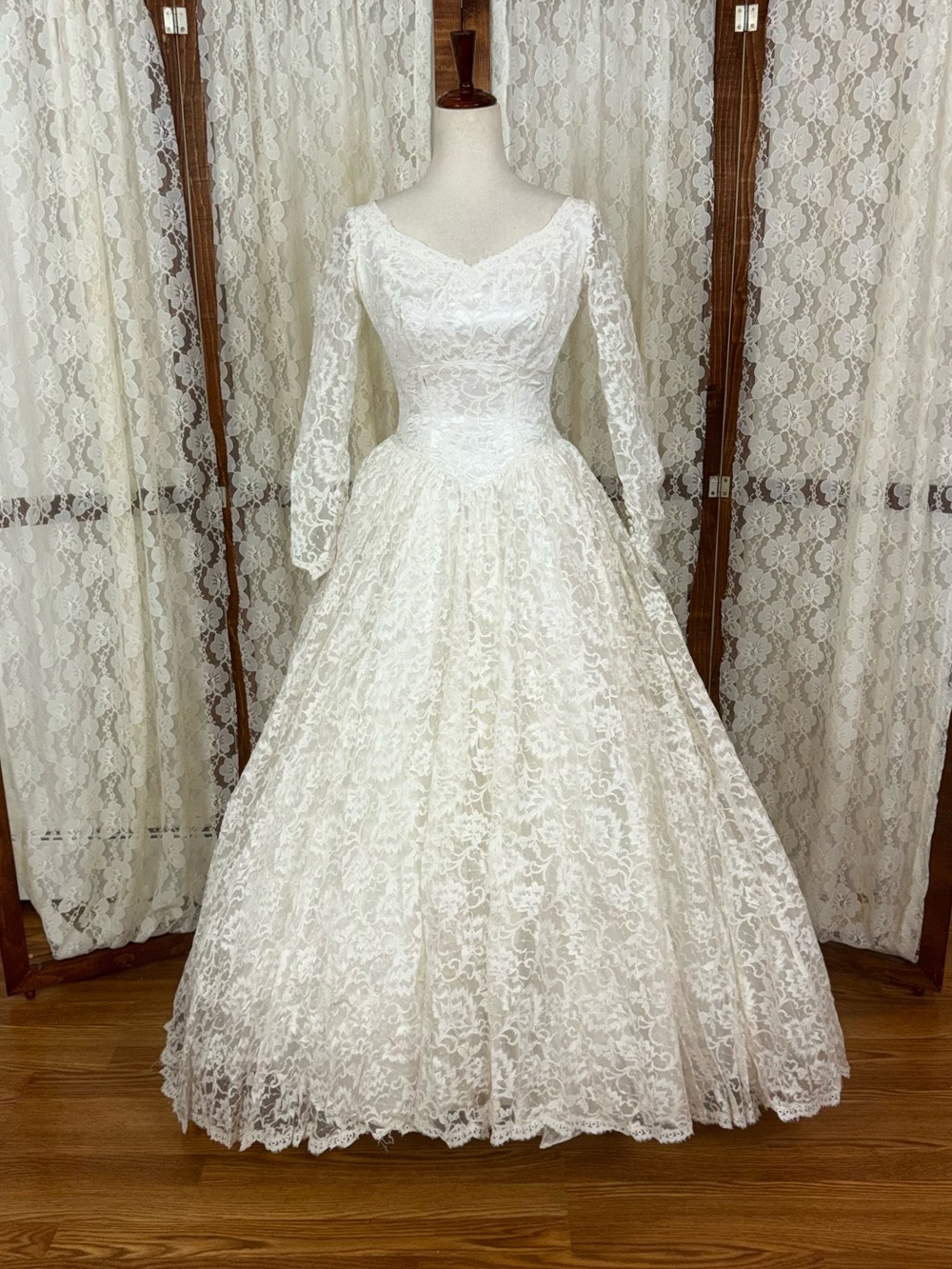 Beautiful Vintage 1950s Allover Lace Wedding Gown